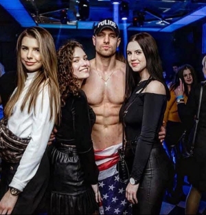 Pokaz striptizu męskiego w klubie w Łodzi